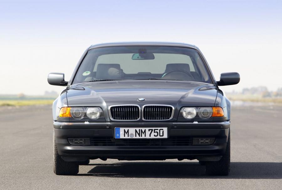  BMW 750i 1994 года  (фото 3 из 14)